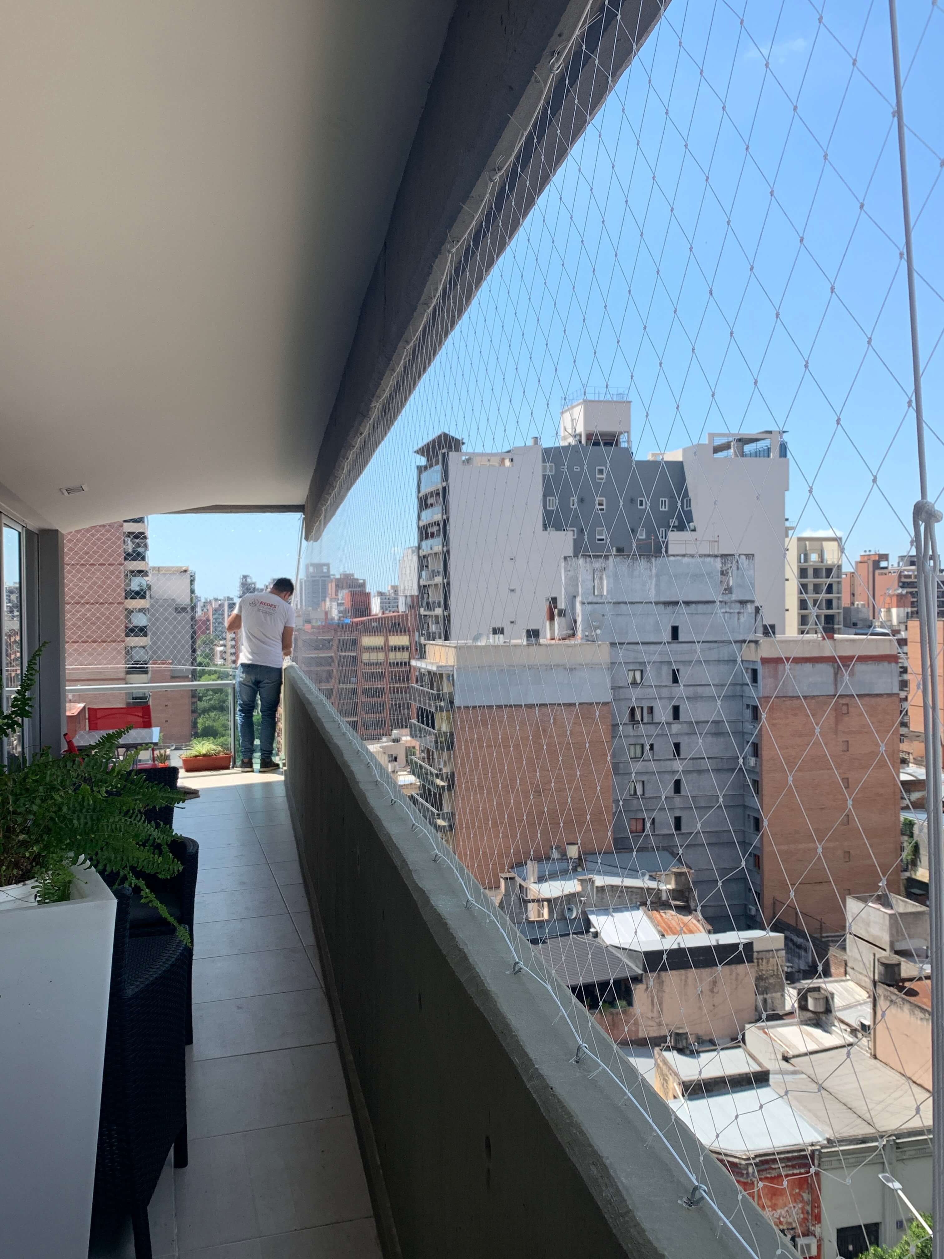 Instalación profesional de red de seguridad en balcón urbano - Grupo Redes