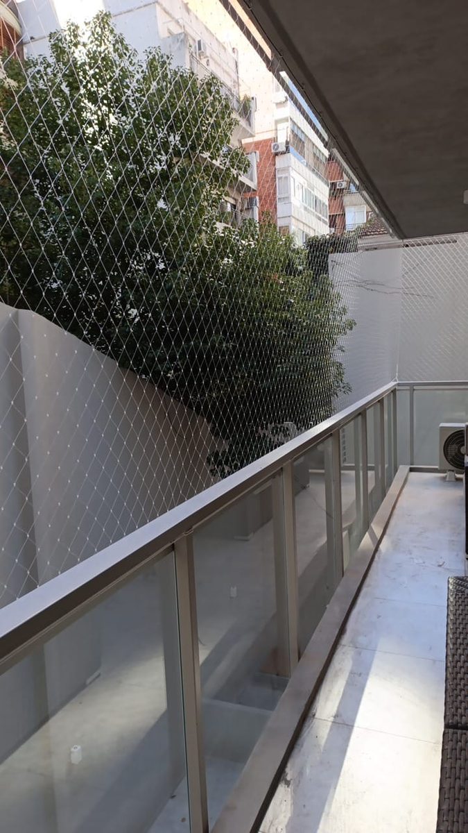 Instalación de red de seguridad en balcón de Belgrano, Buenos Aires