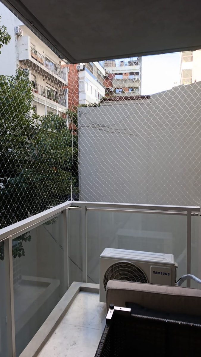 Red de seguridad instalada en balcón moderno de Caballito, CABA